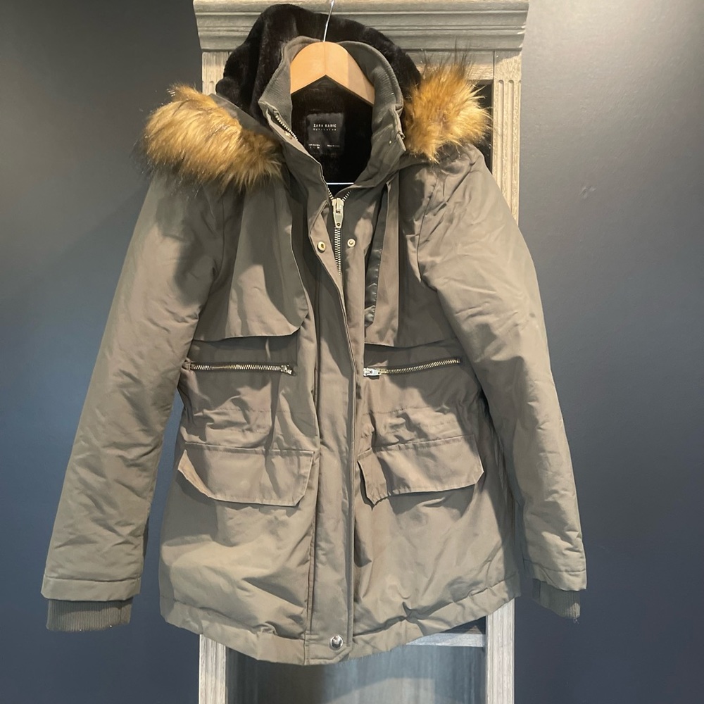 Zara winter jacket with faux fur trimmed hood. Size large and army green color.